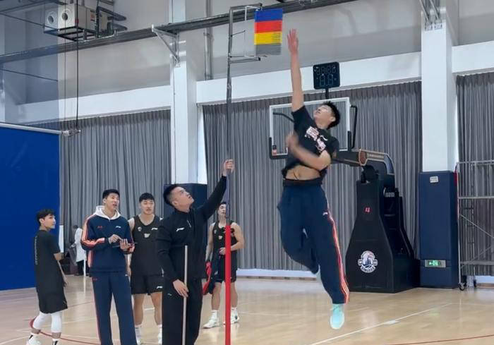 赛前体能课后；广厦男篮门线救险备战荷甲；更衣室稳定；身体对抗强度拉满的简单介绍