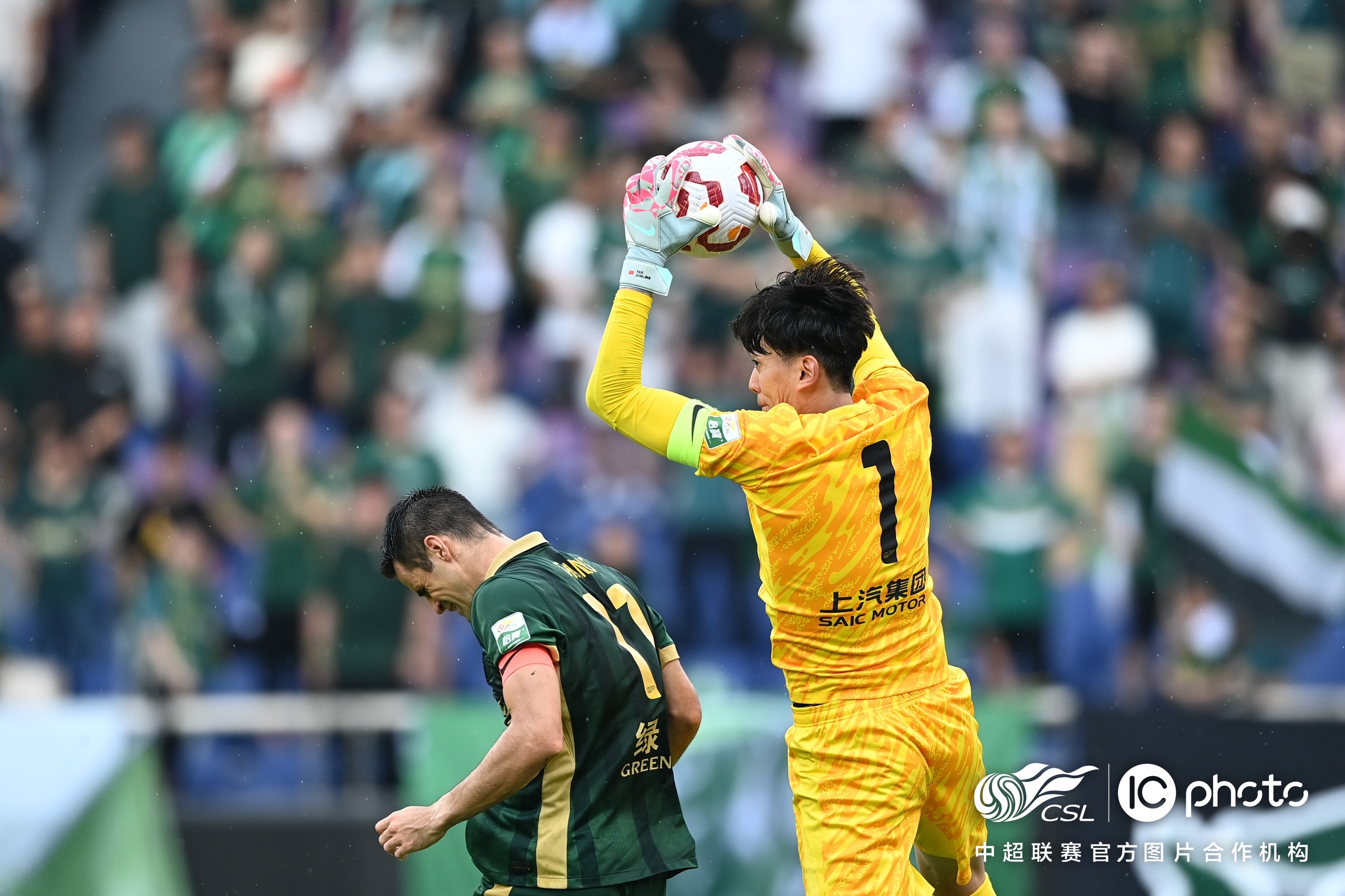 包含上海海港发布备战花絮，赛前队长鼓劲，荷甲任务艰巨，球探报告显示潜力的词条