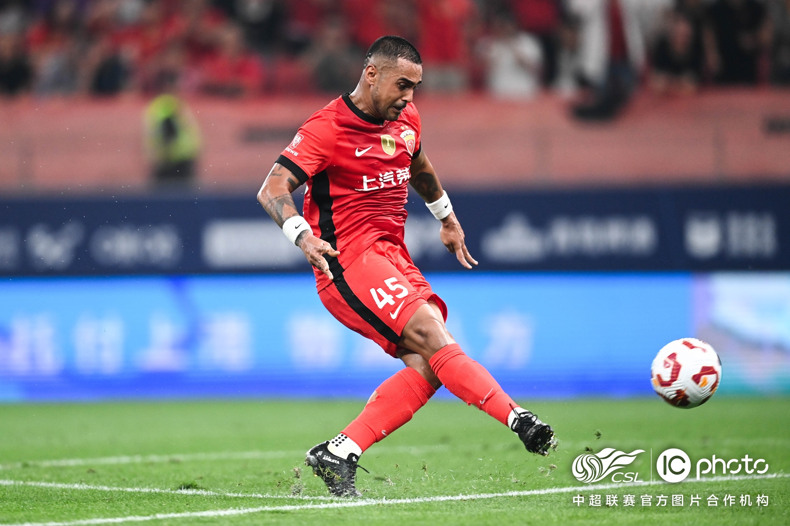 包含上海海港发布备战花絮，赛前队长鼓劲，荷甲任务艰巨，球探报告显示潜力的词条