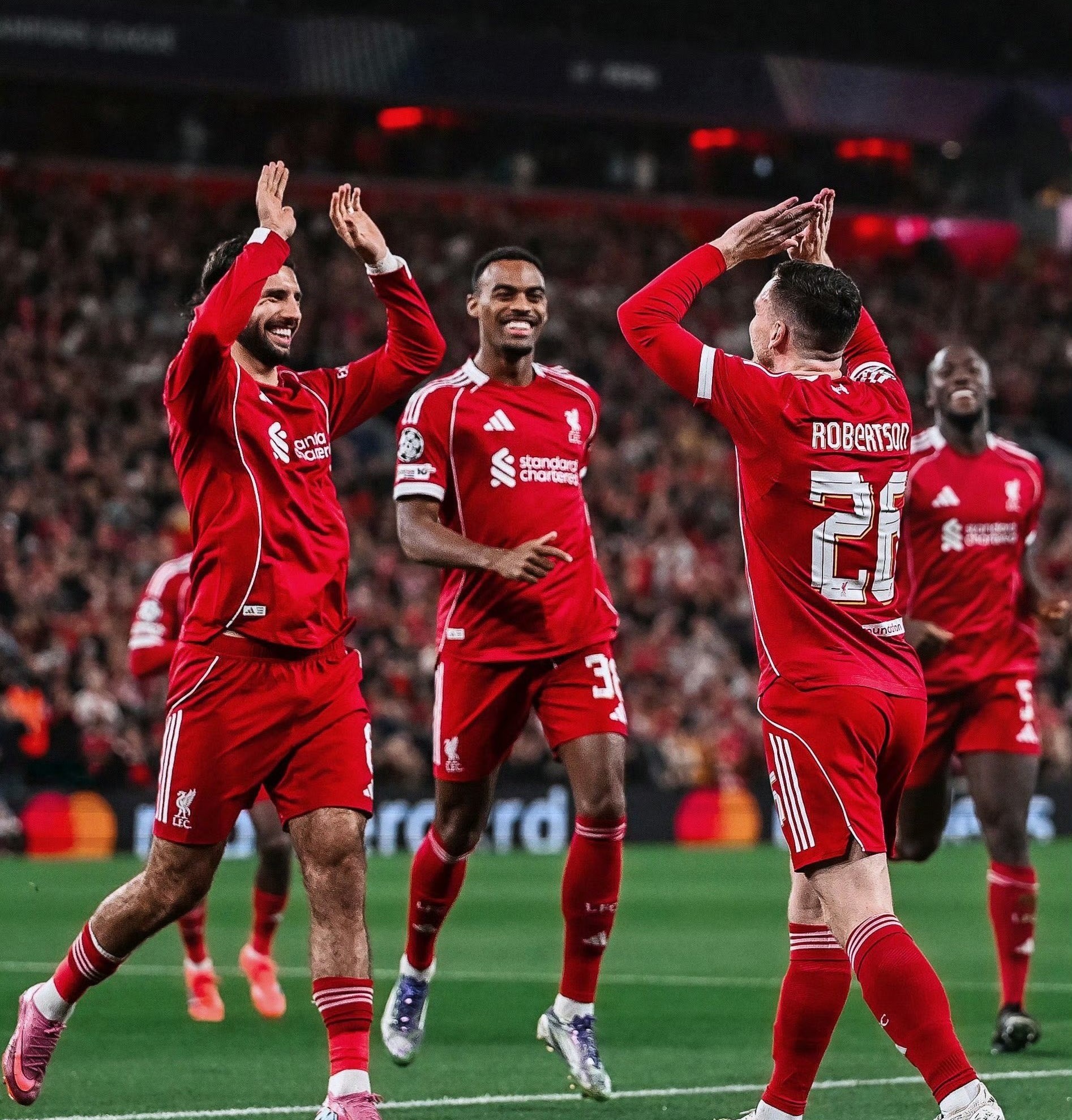 包含窗口期英超焦点战，瓦伦西亚外线爆发，媒体盛赞，轮换策略成焦点的词条