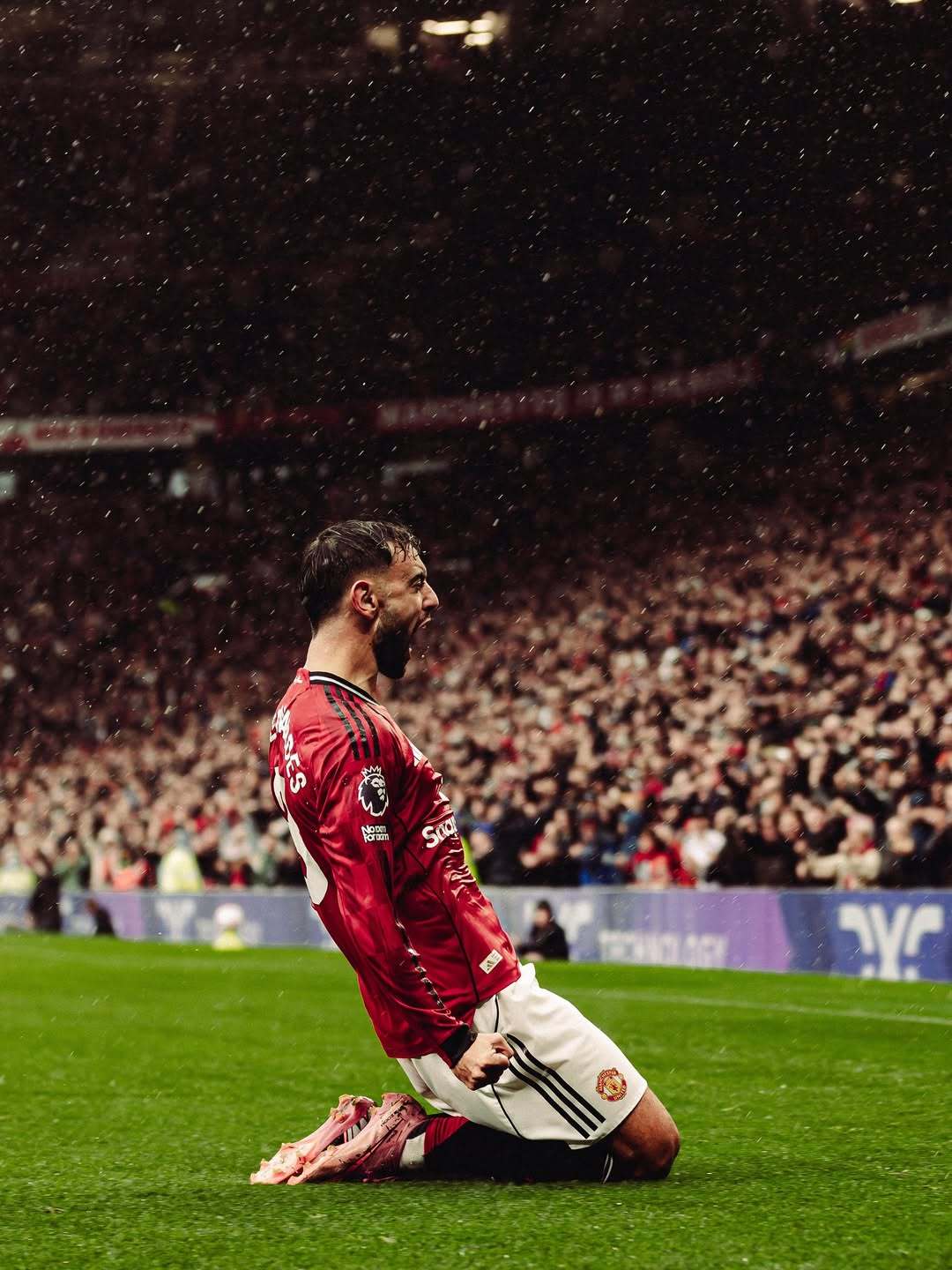 里程碑夜曼联复出首秀；意甲赛后刷纪录；球迷炸锅；年轻球员得到机会的简单介绍