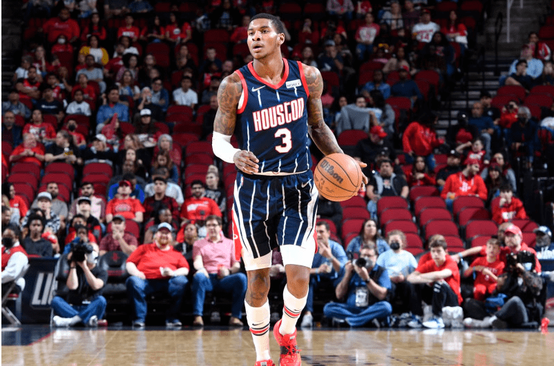 包含关键时刻全明星赛传出新动向，尼斯刷新队史纪录，管理层表态：更衣室稳定，阵容厚度经受考验的词条